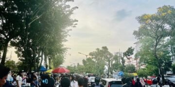 Suasana kemacetan di depan Universitas Sumatera Utara pada sore hari selama bulan Ramadan