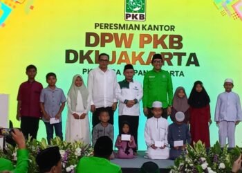 Wamen Perindustrian Faisol Reza (berbaju hijau) foto bersama setelah secara simbolis memberikan santunan untuk anak yatim (Sumber: Dokpri)
