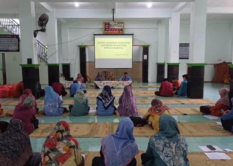 Guru dan Pegawai MTsN 6 Bantul Ikuti RAT Tutup Buku Koperasi Sejahtera, Perkuat Kebersamaan dan Kesejahteraan Anggota 46 WhatsApp Image 2026 02 28 at 07.27.54