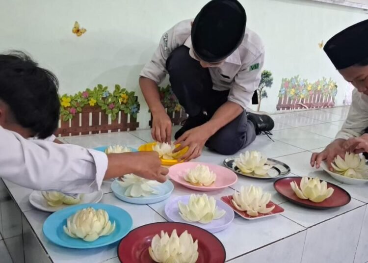 Penuh Sentuhan Seni, Kelas 8E Matsanaba Ukir Bawang Jadi Bunga Teratai 46 WhatsApp Image 2026 03 03 at 17.36.23
