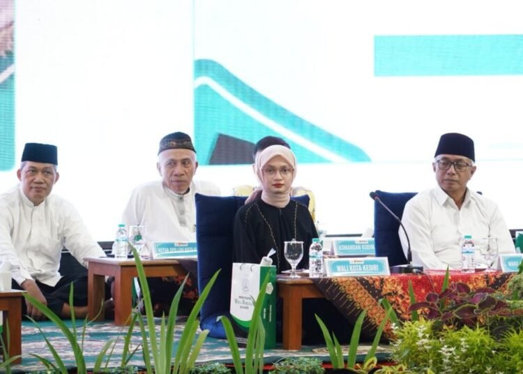 Safari Ramadan di Ponpes Wali Barokah, Wali Kota Kediri Serukan Sinergi Ulama dan Umaro 46 Safari Ramadan di Ponpes Wali Barokah, Wali Kota Kediri Serukan Sinergi Ulama dan Umaro