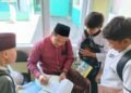ANtusias Siswa MIS AR-RAUDHOTUN NUR dihadapan Ustadz. Baban Abdul Rahman