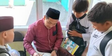 ANtusias Siswa MIS AR-RAUDHOTUN NUR dihadapan Ustadz. Baban Abdul Rahman