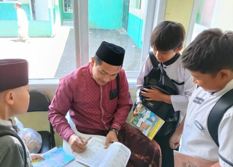 ANtusias Siswa MIS AR-RAUDHOTUN NUR dihadapan Ustadz. Baban Abdul Rahman