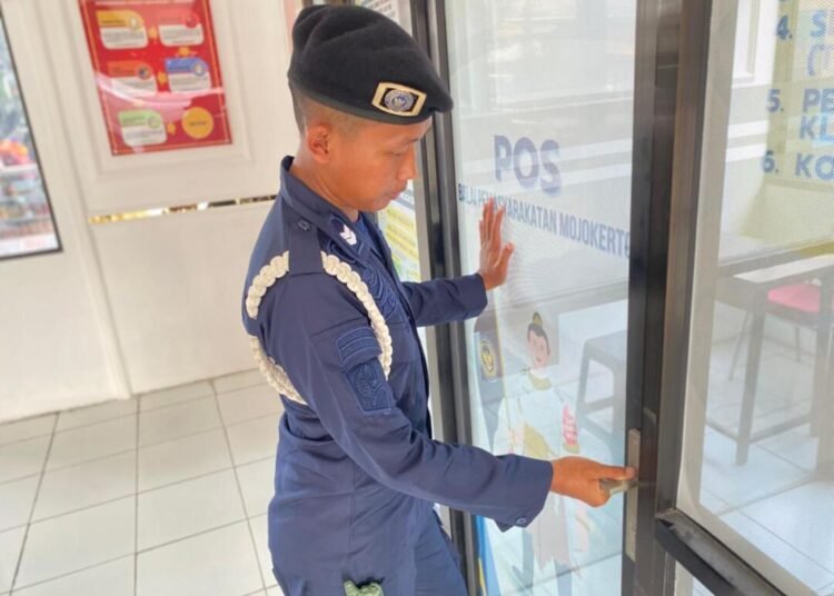 Kontrol Keliling Area Depan, Lapas Mojokerto Pastikan Keamanan Tetap Maksimal 46 WhatsApp Image 2026 03 15 at 09.45.02