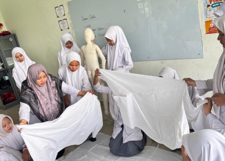 Siswa XI F1 MAN 4 Bantul Praktik Mengkafani Jenazah pada Momentum Ramadhan 46 WhatsApp Image 2026 03 17 at 12.23.28