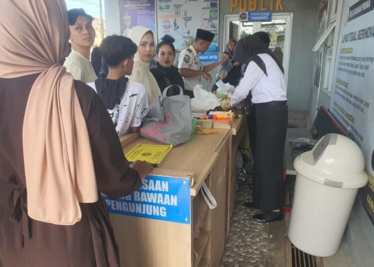 Layanan Kunjungan Hari Kedua Idul Fitri di Lapas Tegal Berjalan Tertib dan Lancar 46 WhatsApp Image 2026 03 22 at 12.44.18