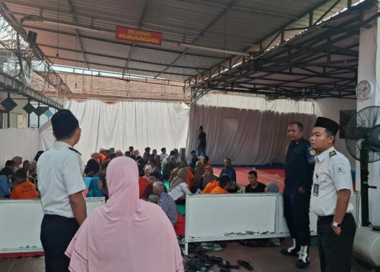 Pelayanan Prima, Kunjungan Hari Kedua di Lapas Mojokerto Berjalan Kondusif 46 WhatsApp Image 2026 03 22 at 18.22.08