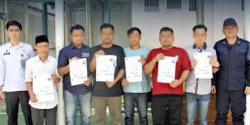 6 WBP Lapas Bengkulu bebas melalui program integrasi, awali langkah baru penuh harapan bersama keluarga dan masyarakat. Doc. humas