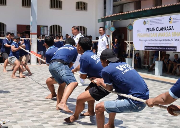 Antusias Pegawai dan Warga Binaan Warnai Lomba Tarik Tambang Peringatan HBP Ke-62 Tahun 2026 46 WhatsApp Image 2026 03 27 at 12.24.56