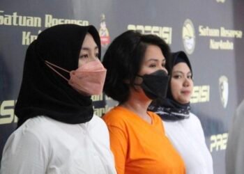Natalia Rusli Ditampilkan ke Publik Usai Menyerahkan Diri karena Kasus Penipuan dan Penggelapan (Sumber: Humas Polres Metro Jakarta Barat)