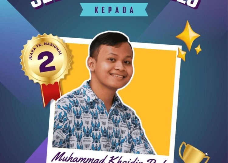 Muhammad Khoidir Padlan Ismaya, siswa SMAN 2 Kuningan, meraih Juara 2 lomba cipta puisi tingkat nasional Pentas BCP Karya Organizer Semarang.