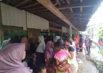 Suasana Bazar Baju Murah saat Hujan Basahi Tanah Selo Majid