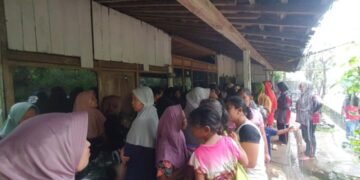 Suasana Bazar Baju Murah saat Hujan Basahi Tanah Selo Majid
