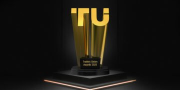 Trofi emas Traders Union Awards 2025 untuk kategori broker copy trading terbaik di atas podium gelap.