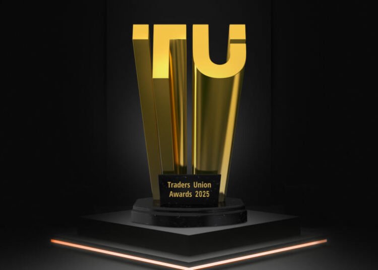 AMarkets Dinobatkan sebagai Broker Copy Trading Terbaik, Apa Artinya bagi Trader? 46 Trofi emas Traders Union Awards 2025 untuk kategori broker copy trading terbaik di atas podium gelap.