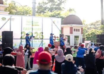 Ribuan warga mengikuti senam zumba pada FUNFIT DAY 2026 di Car Free Day Ecopark Jababeka, Kabupaten Bekasi.