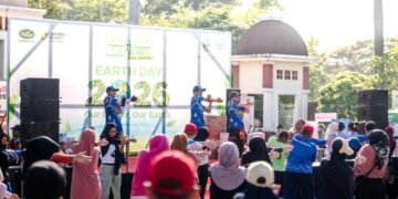 Ribuan warga mengikuti senam zumba pada FUNFIT DAY 2026 di Car Free Day Ecopark Jababeka, Kabupaten Bekasi.
