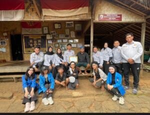 Foto Bersama Kepala Desa Adat Kanekes