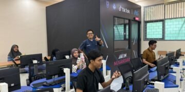 Ahmad Madani di UKK Bisnis Digital SMKN 20 Jakarta