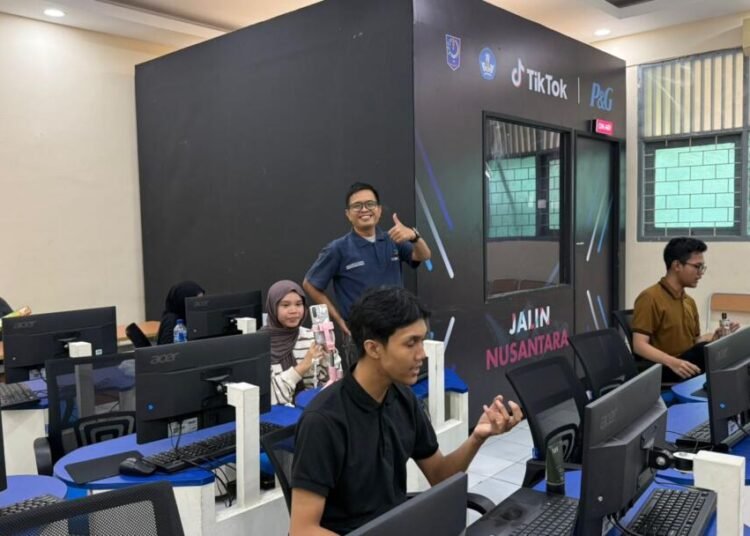Ahmad Madani di UKK Bisnis Digital SMKN 20 Jakarta