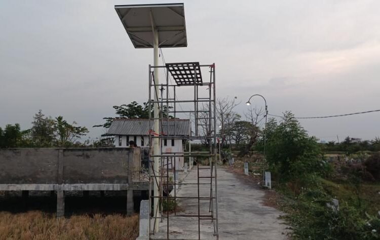 Menuju Energi Bersih dan Berkeadilan : Peran Elektronika Daya dalam Transisi Energi Pasca Batu Bara 46 https://terapan-listrik.vokasi.unesa.ac.id/post/optimalisasi-tenaga-surya-untuk-masyarakat-pedesaan-dan-wilayah-terpencil
Gambar 2. Energi bersih sebagai solusi pemerataan listrik di daerah terpencil