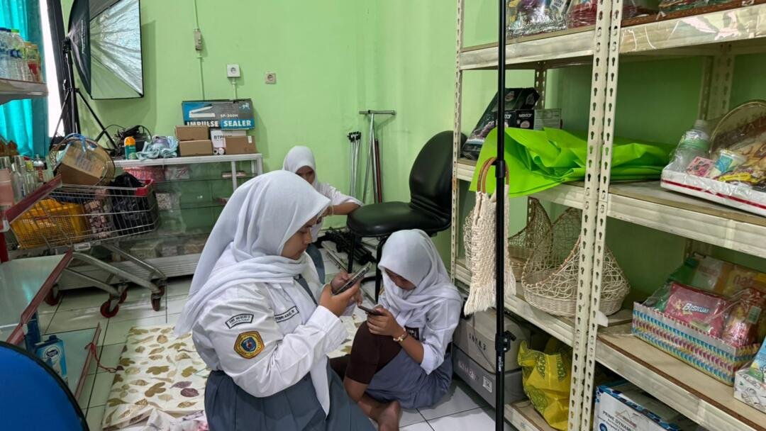 Siswi SMKN 3 Jakarta Praktek Membuat Script Live Streaming
