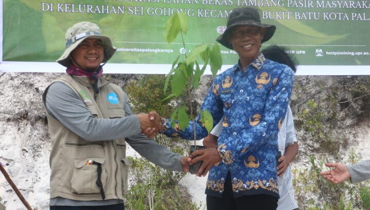 Penyerahan bibit kepada pihak KelurahanSei Gohong (Sumber: Dokumentasi Pribadi)