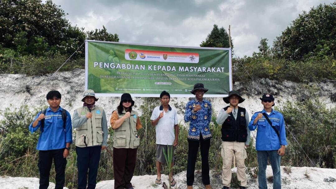 Foto panitia, dosen, lurah, dan pemilik lahan (Sumber: Dokumentasi Pribadi)