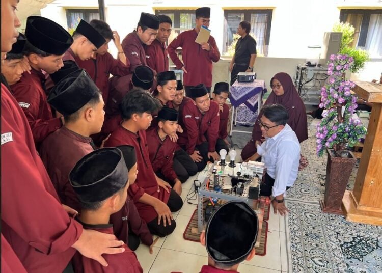 UNDIRA Edukasi Konversi Energi Listrik di Pesantren Quantum IDE Bekasi 46 7