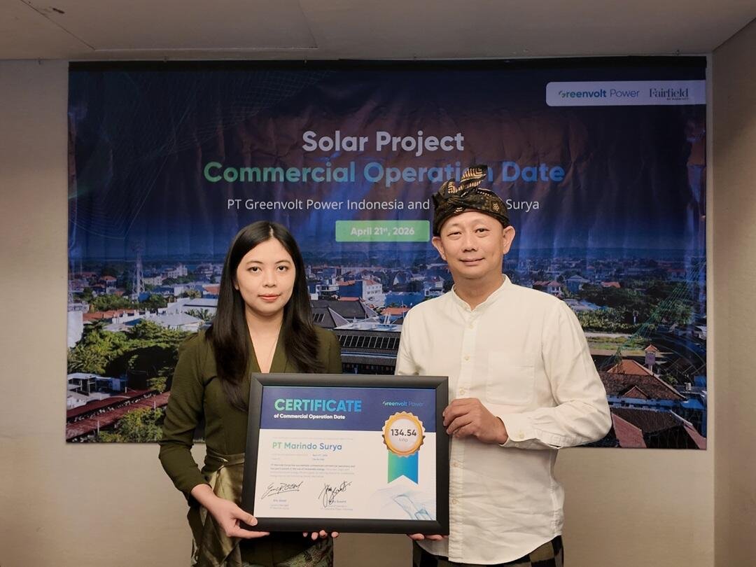 Fanny Susanti, Head of Operations Greenvolt Power Indonesia (kiri) dan Eric Gozal (kanan), General Manager Fairfield by Marriott Bali Kuta Sunset Road dalam peresmian commercial operation date (COD) di Properti Fairfield by Marriott Bali Kuta Sunset Road, Selasa (21/4/2026)