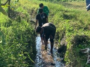 Kolaborasi MTsN 2 Kota Malang dan Mahasiswa AM UIN Malang dalam Aksi Bersih Sungai Program Adiwiyata 48 Gambar Tambahan Mahasiswa UIN