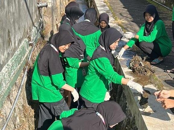 Kolaborasi MTsN 2 Kota Malang dan Mahasiswa AM UIN Malang dalam Aksi Bersih Sungai Program Adiwiyata 46 Gambar Tambahan Siswi