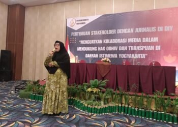 Direktur Yayasan Kebaya Yogyakarta, Vinolia ketika memberikan sambutan dalam acara “Menguatkan Hak ODHIV dan Transpuan di Daerah Istimewa Yogyakarta” (Yusuf)
