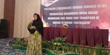 Direktur Yayasan Kebaya Yogyakarta, Vinolia ketika memberikan sambutan dalam acara “Menguatkan Hak ODHIV dan Transpuan di Daerah Istimewa Yogyakarta” (Yusuf)