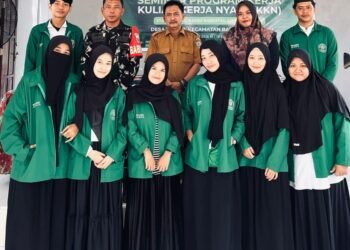 Foto. Peserta KKN (STAI) Al-Gazali Barru Angkatan XXVII foto bersama Pemerintah Setempat dan Personil TNI  di Aula Kantor Desa Tompo, Selasa 7 April 2026.