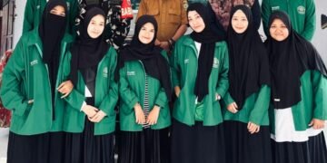 Foto. Peserta KKN (STAI) Al-Gazali Barru Angkatan XXVII foto bersama Pemerintah Setempat dan Personil TNI  di Aula Kantor Desa Tompo, Selasa 7 April 2026.