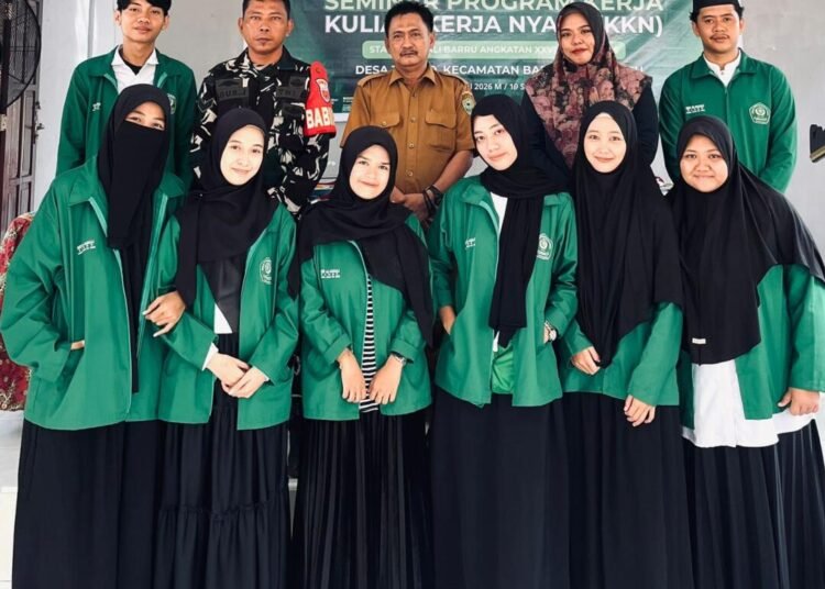 Foto. Peserta KKN (STAI) Al-Gazali Barru Angkatan XXVII foto bersama Pemerintah Setempat dan Personil TNI  di Aula Kantor Desa Tompo, Selasa 7 April 2026.