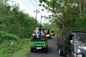 Jeep wisata menyusuri pedesaan dan perbukitan karst di Tepus Gunung Kidul (Yusuf) 