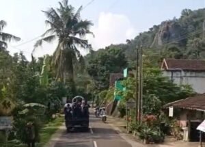 "Pajero" menyusuri sisi tebing Gunung Api Purba Ngglanggeran (Yusuf) 