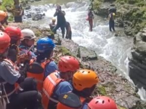 Arahan dari petugas sebelum para peserta mengikuti Cave Tubing Kalisuci (Yusuf) 