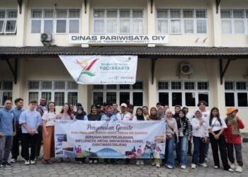 Peserta Fam Trip Geosite Gunung Kidul berfoto bersama sebelum berangkat di Dinas Pariwisata DIY (Istimewa)