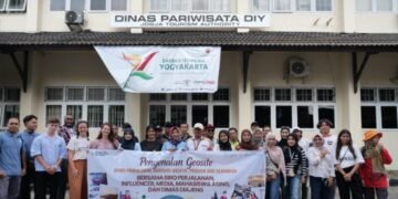Peserta Fam Trip Geosite Gunung Kidul berfoto bersama sebelum berangkat di Dinas Pariwisata DIY (Istimewa)