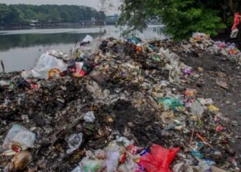 Dokumentasi foto Pikul Bareng Kendalikan Mikroplastik di Pesisir Surabaya. (Sumber: https://aliansizerowaste.id/2020/12/13/pikul-bareng-kendalikan-mikroplastik-di-pesisir-surabaya/)