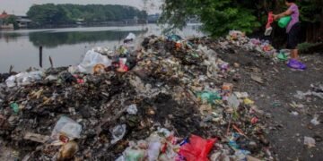 Dokumentasi foto Pikul Bareng Kendalikan Mikroplastik di Pesisir Surabaya. (Sumber: https://aliansizerowaste.id/2020/12/13/pikul-bareng-kendalikan-mikroplastik-di-pesisir-surabaya/)