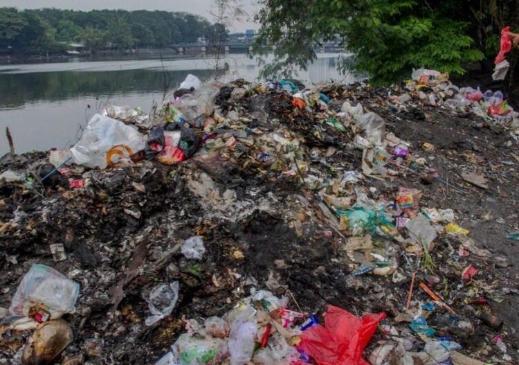 Dokumentasi foto Pikul Bareng Kendalikan Mikroplastik di Pesisir Surabaya. (Sumber: https://aliansizerowaste.id/2020/12/13/pikul-bareng-kendalikan-mikroplastik-di-pesisir-surabaya/)