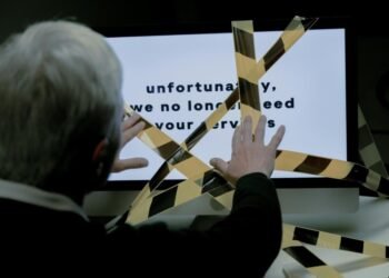 Foto ilustrasi gambar seseorang yang sedang melihat penutup garis polisi (Sumber: pexels/Ron Lach)