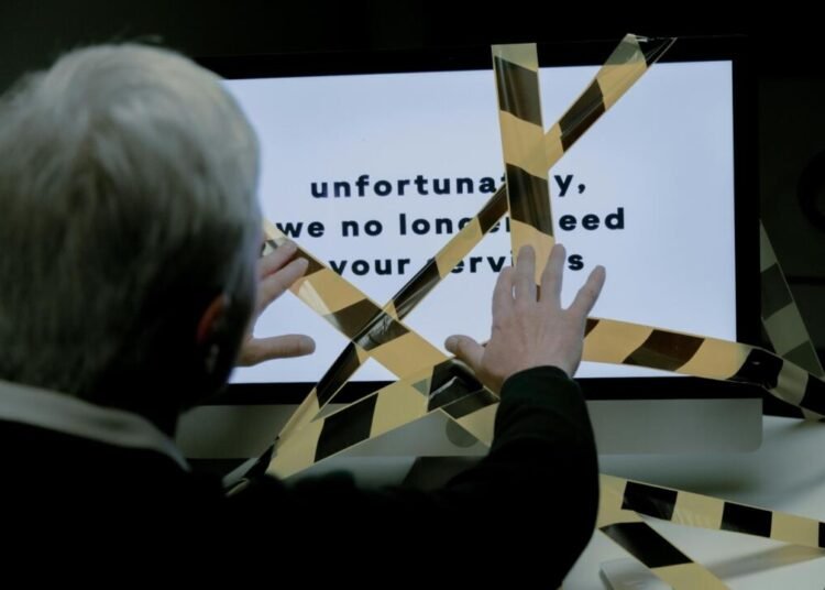 Foto ilustrasi gambar seseorang yang sedang melihat penutup garis polisi (Sumber: pexels/Ron Lach)