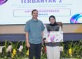Ketua Tim Prolanis Puskesmas Sragi, dr. Rohana, mewakili menerima penghargaan dalam ajang Pramita Biolab Indonesia Award 2026 yang diselenggarakan oleh PT Pramita Biolab Indonesia, untuk kategori Puskesmas BPJS Kesehatan Kantor Cabang Bandar Lampung.