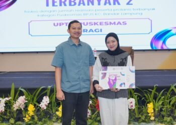 Ketua Tim Prolanis Puskesmas Sragi, dr. Rohana, mewakili menerima penghargaan dalam ajang Pramita Biolab Indonesia Award 2026 yang diselenggarakan oleh PT Pramita Biolab Indonesia, untuk kategori Puskesmas BPJS Kesehatan Kantor Cabang Bandar Lampung.